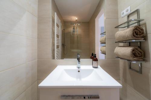 Old Town Nice, 2 bedrooms & 2 bathrooms,Quiet, AC for 4 people