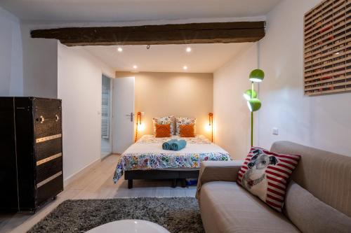Old Town Nice, 2 bedrooms & 2 bathrooms,Quiet, AC for 4 people
