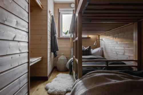 a room with two bunk beds and a window at Dream view in Åre Björnen in Åre