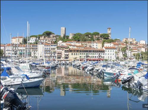 Grand studio 4 personnes avec terrasses, jardin, 2 piscines, place de parking, à 200m des plages