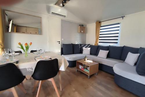 Mobilhome 3 chambres avec terrasse et magnifique jardin