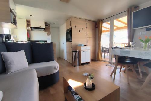 Mobilhome 3 chambres avec terrasse et magnifique jardin