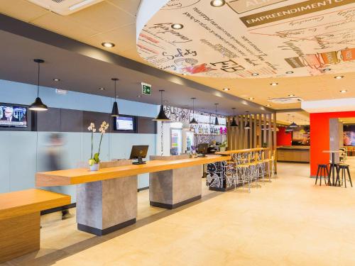 a restaurant with a counter and a bar at ibis Erechim in Erechim