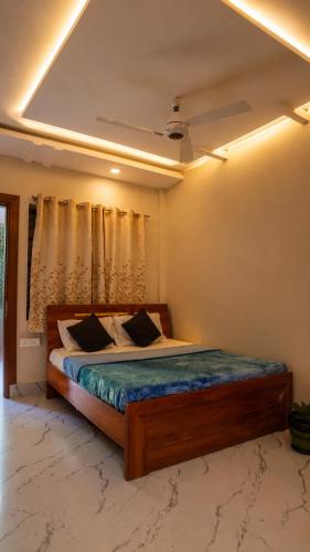 a bedroom with a bed in a room at Thaanya Guest Rooms in Chinchwad