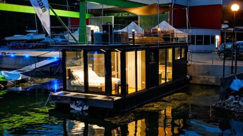 a room on a boat in the water at DIAMOND Bigigio House Boat in Lisanza