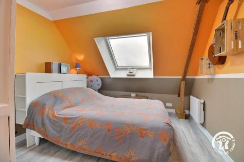 a bedroom with a bed and a window at De l'ar mor bihan in Riantec