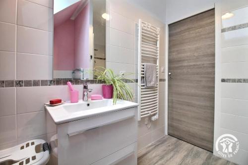 a bathroom with a sink and a mirror at De l'ar mor bihan in Riantec