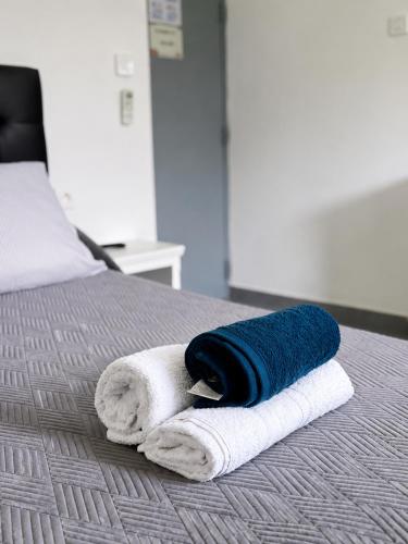 a pile of towels sitting on a bed at Hôtel Restaurant le Mistral in Peipin