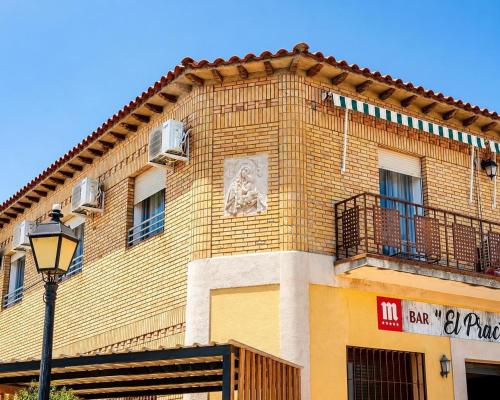 a building with a statue on the side of it at CasaConchaGuadamur in Guadamur