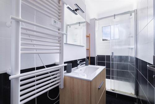a bathroom with a sink and a shower at L'interlude in Amélie-les-Bains-Palalda