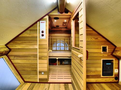 HarreにあるBeautiful vacation home with sauna and jacuzziの屋根裏部屋