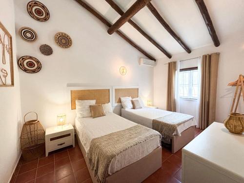 ein Schlafzimmer mit zwei Betten in einem Zimmer in der Unterkunft Monte da Eira Nova in Avis