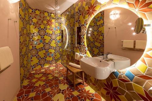 a bathroom with a sink and a mirror at L'Arlatan in Arles