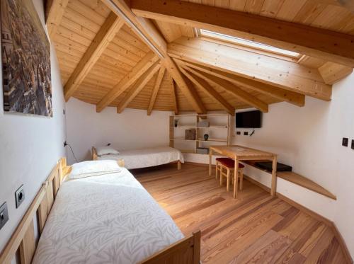 a bedroom with two beds and a desk in a room at Freeabile 51 - Cevedale - stanza in centro in Sondrio