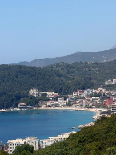 Blick auf eine Stadt und ein Gewässer in der Unterkunft Bay View Hotel in Himarë
