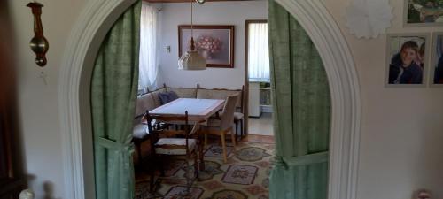 an archway leading into a dining room with a table at Bungalow Au in Illertissen