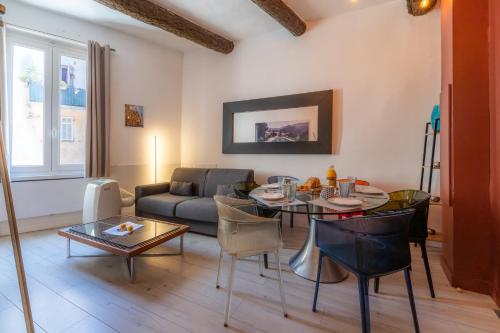 Old Town Nice, 2 bedrooms & 2 bathrooms,Quiet, AC for 4 people