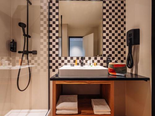 a bathroom with a sink and a mirror at ibis Styles Lyon Sud Vienne in Chasse-sur-Rhône