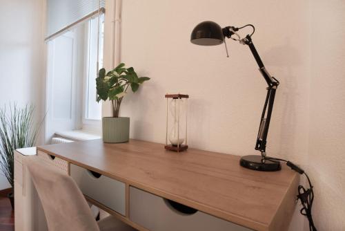 City Apt with Free Parking & AC Tram to Center