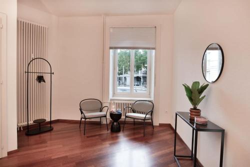 City Apt with Free Parking & AC Tram to Center