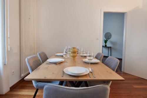 City Apt with Free Parking & AC Tram to Center