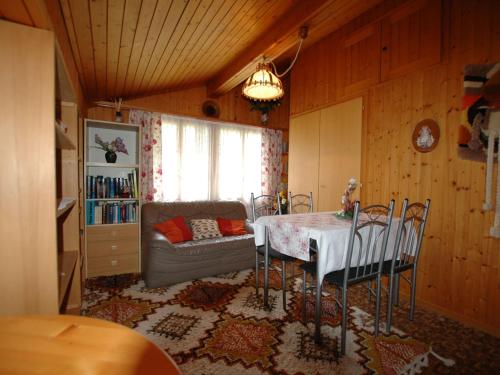 ein Wohnzimmer mit einem Tisch und einem Sofa in der Unterkunft Pristine home in a charming village large grassy sunbathing area view of the M nch and Jungfrau in Wilderswil
