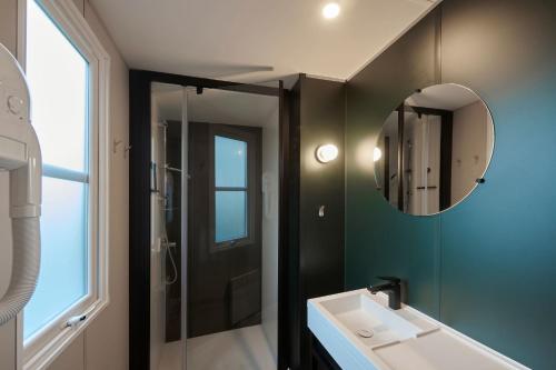 a bathroom with a sink and a mirror at Siblu Duinzicht in Koudekerke