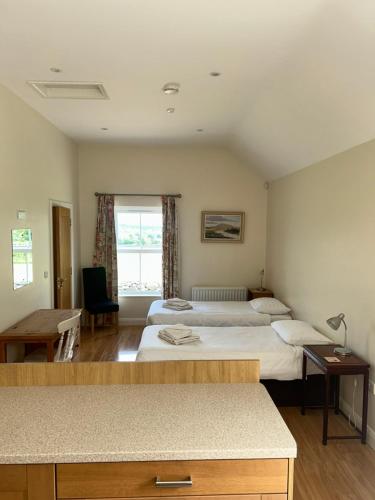 En eller flere senge i et værelse på Derg Cottage