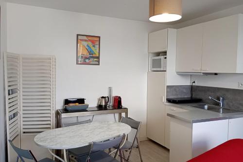 Lovely T2 apartment overlooking Square Montholon