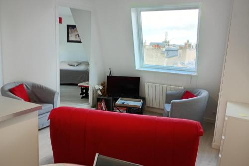 Lovely T2 apartment overlooking Square Montholon