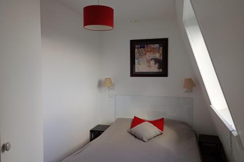 Lovely T2 apartment overlooking Square Montholon