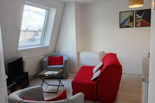 Lovely T2 apartment overlooking Square Montholon