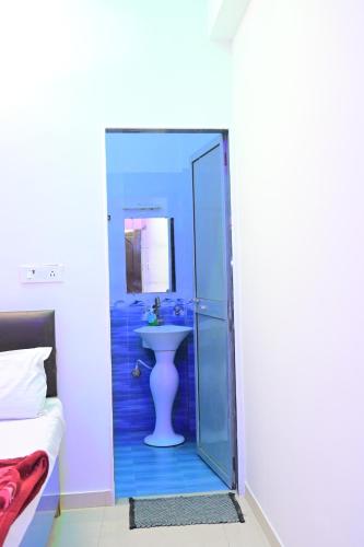 a bathroom with a toilet and a sink at Prabhanjanam Residency in Ayodhya