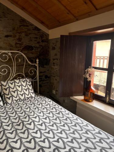 a bedroom with a bed and a window at Casa gallega Cedeira in Montojo