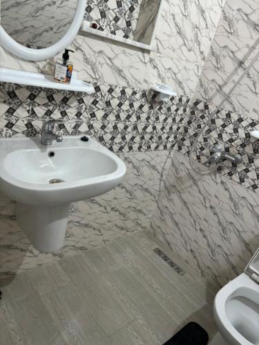 a bathroom with a sink and a toilet at Motel EL Golla 