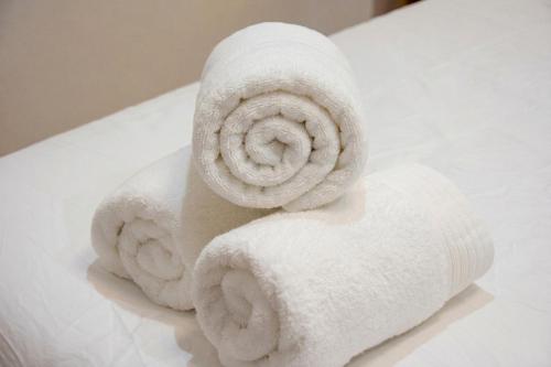 a roll of white towels sitting on a table at Apartamento Menacho in Badajoz