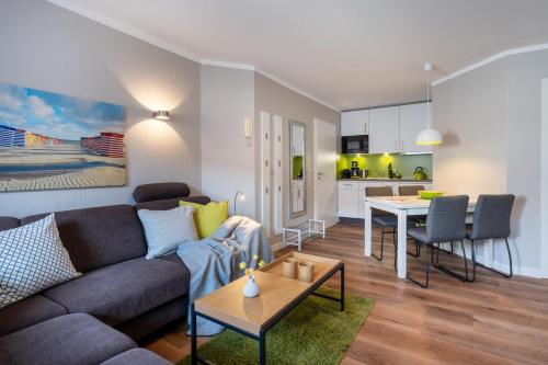 a living room with a couch and a table at Ferienwohnung Dwarslooper in Borkum