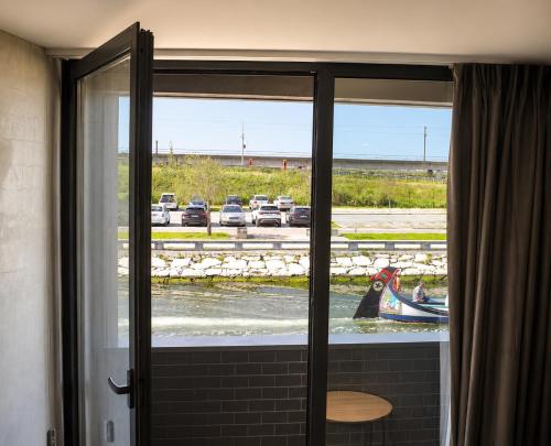a window with a view of a boat in the water at Fisherman's View in Aveiro