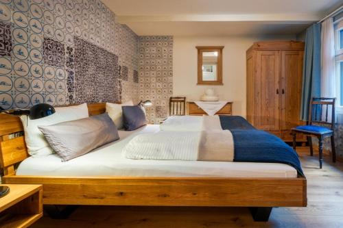 a bedroom with a large bed in a room at Commandeur-Huus Wohnung 2 in Borkum