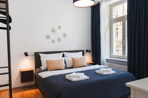 a bedroom with a bed with two towels on it at Altstadt Suite in Freiberg