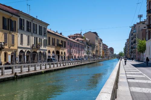Stylish flat on the Navigli for 6
