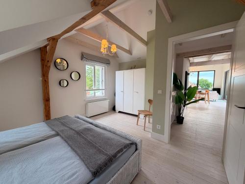 a bedroom with a large bed in a room at Lilla Villa - Pá stranden - in Kellenhusen