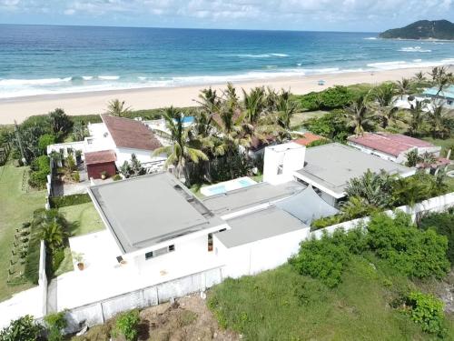 an aerial view of a house on the beach at Surfers Spot in Ponta do Ouro