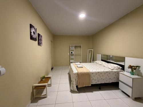 a bedroom with a bed and a mirror on the wall at Casa mobiliada AR01 com 5 camas e 2 quartos in Juazeiro do Norte