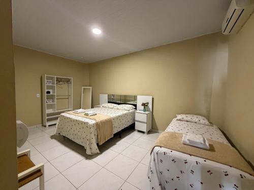 a bedroom with two beds in a room at Casa mobiliada AR01 com 5 camas e 2 quartos in Juazeiro do Norte