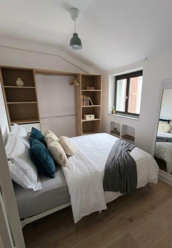 An apartment in the very center of the city for 8 guests Nearby are a tram stop and train station