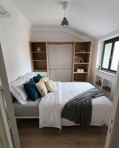 An apartment in the very center of the city for 8 guests Nearby are a tram stop and train station