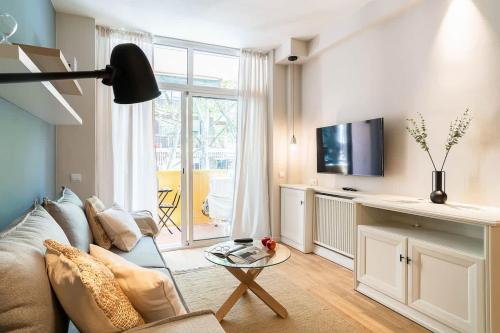 Modern stylish 3 bedroom Arco de Triunfo