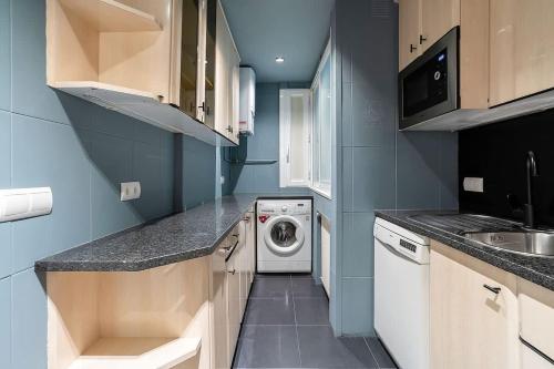 Modern stylish 3 bedroom Arco de Triunfo