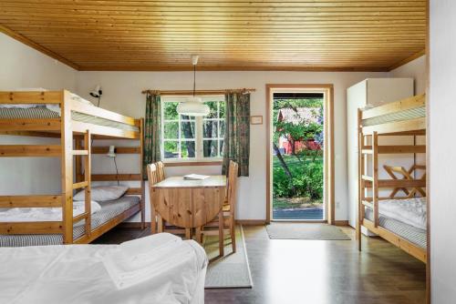 a room with bunk beds and a table and a desk at Kanalvillan Dalsland in Dals Långed